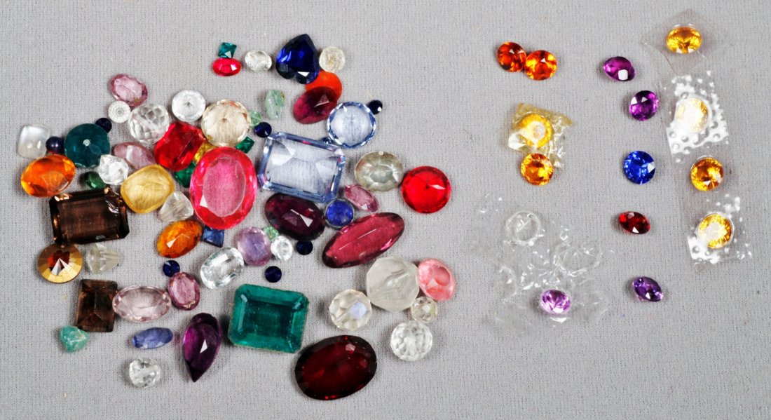 Lot of Syn. Gemstones: Nice moixed lot of synthetic gemstones. Envelope states: 2 gen. Topaz, 1 gen. Amethyst, syn. Amethyst, syn. Alexandrite, syn. bl. Spinel, syn. gold Topaz, Garnets. Most of these appear to be about the