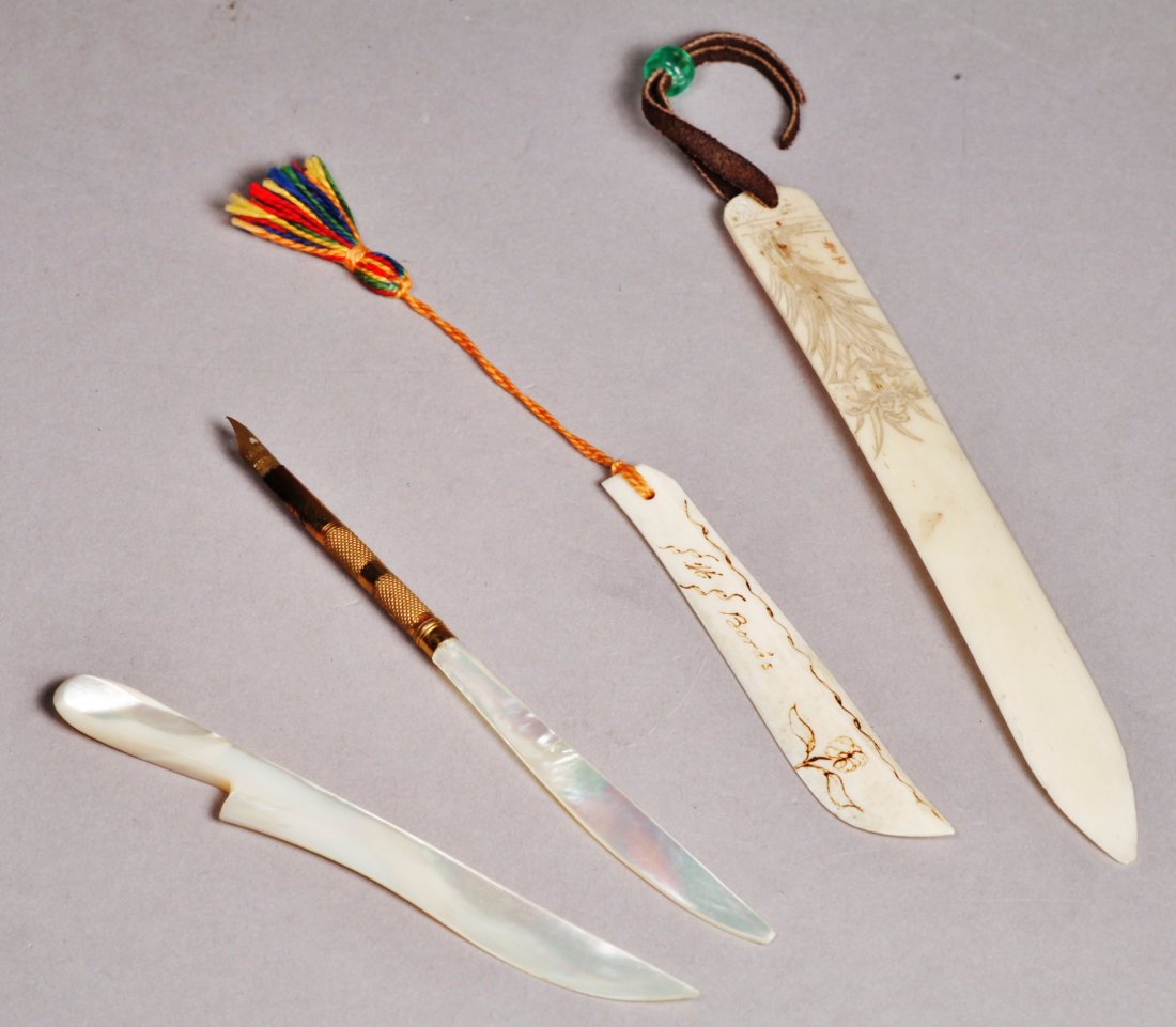 Antique Lot, Leter Openers/Quill Pen, Page Turners: Antique lot of letter openers and Page Turners in MOP and carved bone and a nice antique quill pen with a Mother of Pearl letter opener on the other end, also comes in it's original presentation box. 