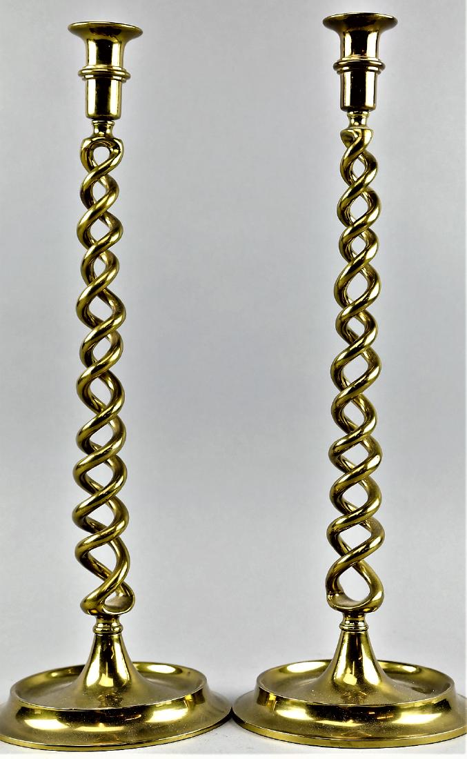 19th Century English Brass Candelsticks Rope Twists: Fantastic Pair of English 19th Century rope twist candelsticks. In very good condition. No pitting or wear to the brass. Larger set measureing approx 19 inches tall and a 9 inch foot. This item is fro