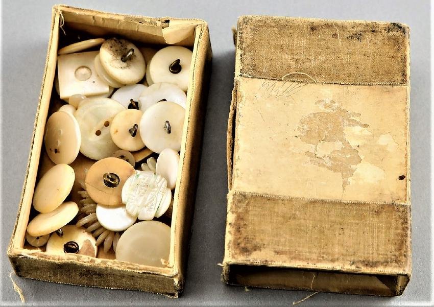 Victorian Mother of Pearl Buttons Lot: This is a nice size lot of mother of pearl buttons, some have brass shanks. The largest of these is approx 7/8" across.