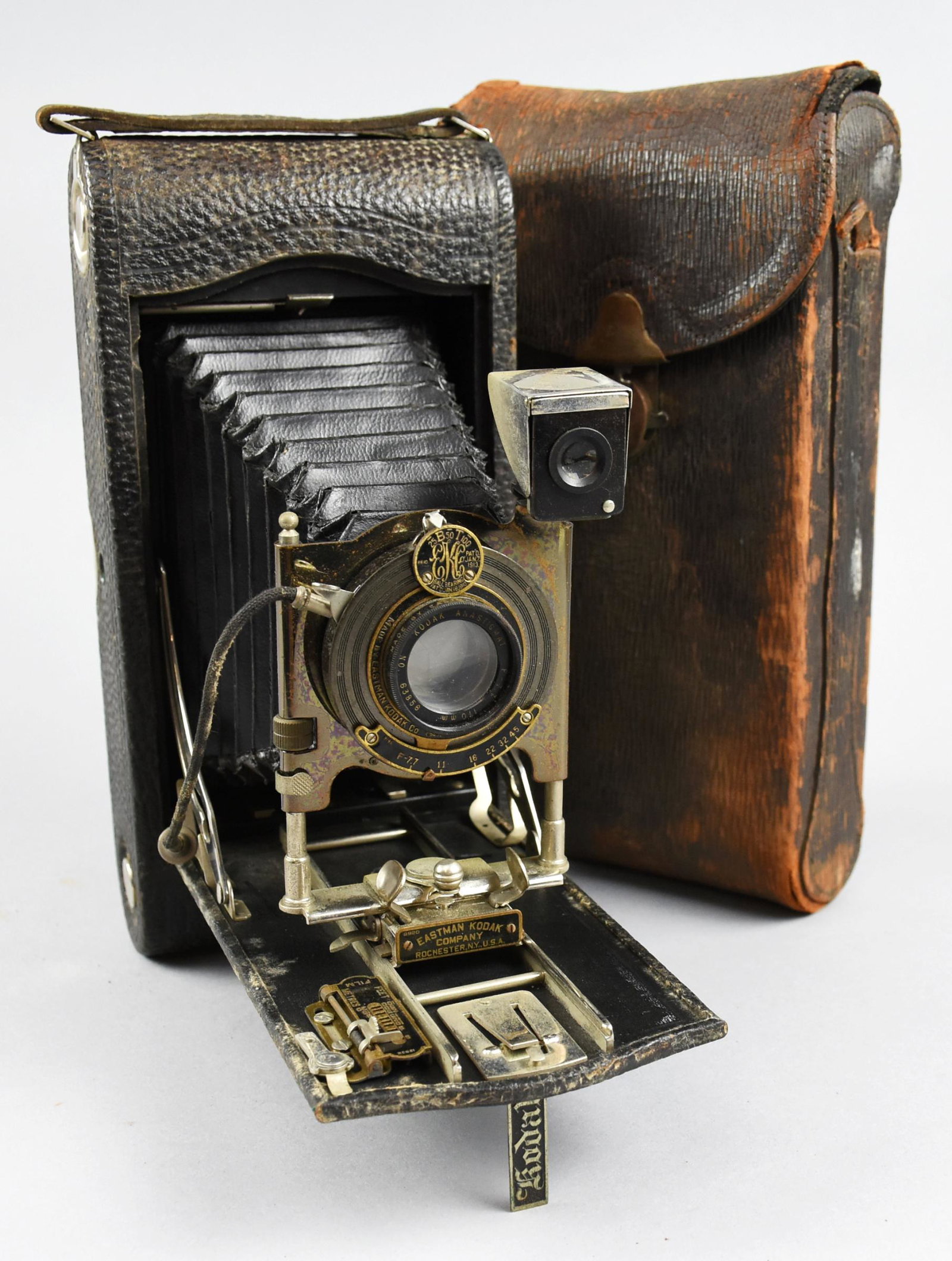Vintage 3a Autographic Eastman Kodak Special Camera w/: Very nice vintage Eastman Kodak #3a Autographic Kodak Special camera. Comes with it's original fitted case which was sold by Marshall Fields & Co. and stylus. Camera appears to be complete.