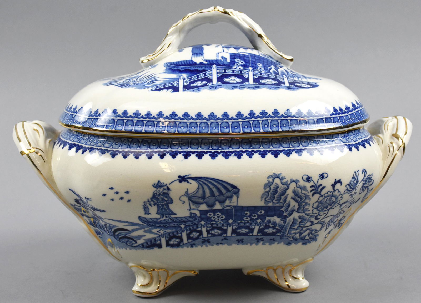 Antique Coalport Fisherman Soup Tureen: Wonderful blue and white Coalport soup tureen in the "Fisherman" pattern. The blue Asian motif is over a cream colored background and accented with gold paint details throughout. Overall approx measur