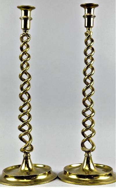 19th Century English Brass Candelsticks Rope Twists: Fantastic Pair of English 19th Century rope twist candelsticks. In very good condition. No pitting or wear to the brass. Larger set measureing approx 19 inches tall and a 9 inch foot. This item is fro