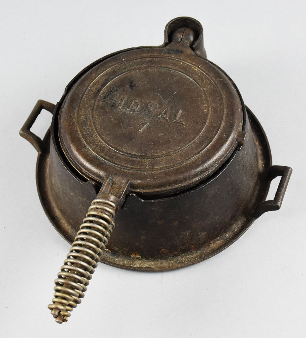 Antique Ideal No. 7 Cast Iron Waffle Iron (1 of 5)