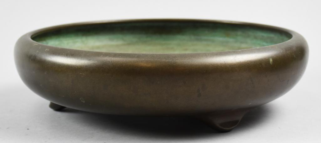 Japanese Bronze Bowl Meiji Period Signed Yoshimasa: Signed Yoshimasa Meiji Period Bronze Bowl. Signed on the bowl with great patina. Solid piece weighing. Measures 3.25 inches height, 11.5 across. Circumference is about 36 inches. Appears in very good 