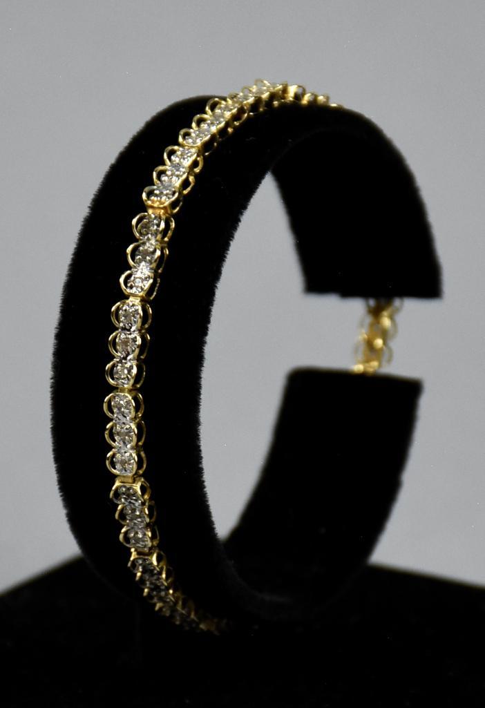 Beautiful 10k Gold & Diamond Tennis Bracelet: Beautiful 10k yellow gold & diamond women's tennis bracelet. Marked 10k on lobster clasp. Bracelet weights 5.7g. Measures 7" long