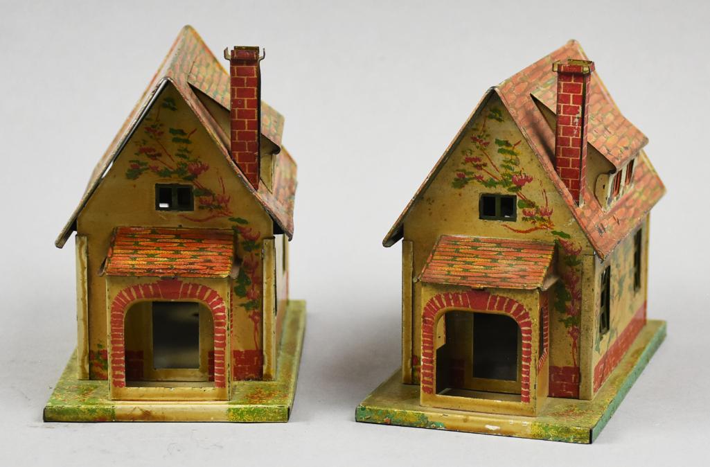 Prewar Lionel Tin Plate Bungalow Pair, No. 184A-1 (1 of 6)