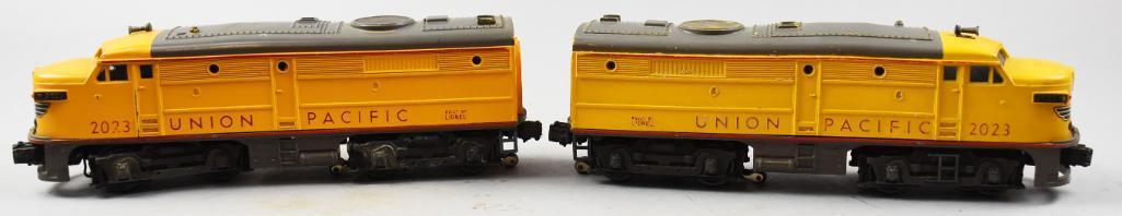 Postwar Lionel No. 2023 Diesel Engine & Dummy Car (1 of 8)