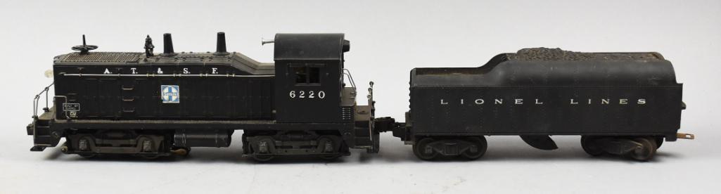 Postwar Lionel 6220 Switcher, AT&SF & Tender (1 of 7)