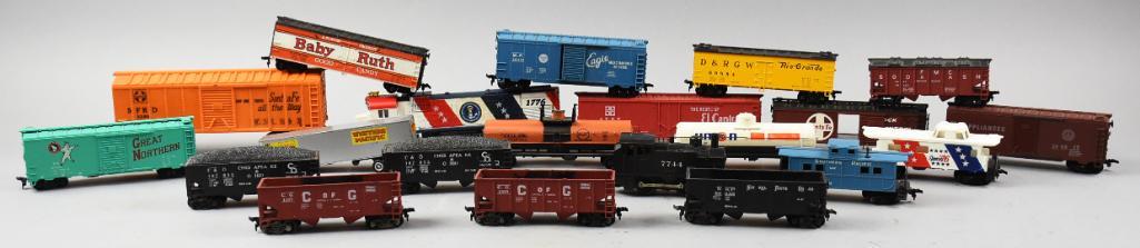 Misc Vintage Boxcars, Tanker, Gondolas, Tyco, Varney: Good size lot of misc boxcars with a couple tank cars and gondolas. Brands are Varney, Tyco and others, included is a trailer for a small big rig.