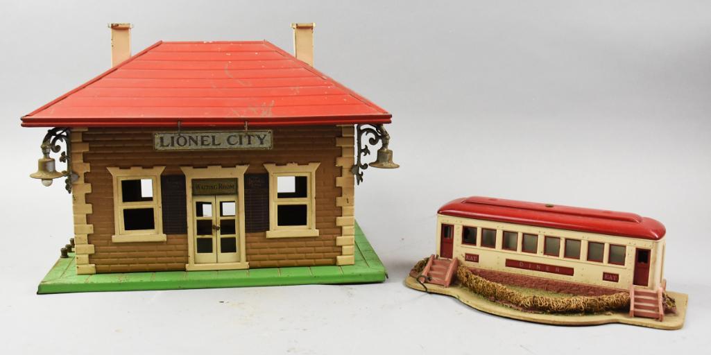 Prewar Lionel Illuminated Station & Diner (1 of 10)