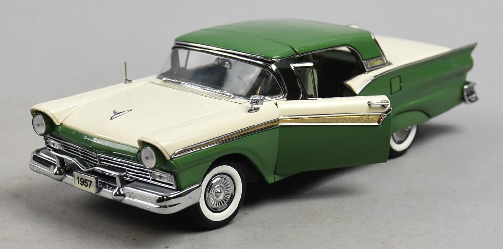 Danbury Mint 1957 Ford Fairlane (1 of 9)