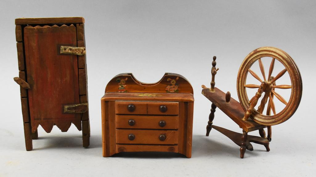 Vintage/Antique Dollhouse Furniture (1 of 9)