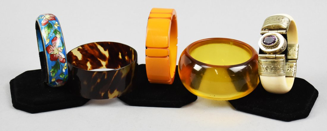 Vintage Misc Bangle Bracelets, Bakelite & More: Fun lot of vintage bangles that include carved bakelite, faux tortoise shell, cloisonne, one appears bone with amethyst stone and one appears amber, but untested.