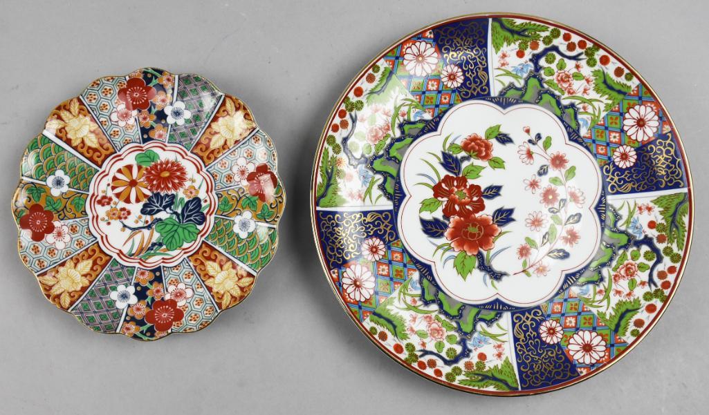 Pair Vintage/Contemporary Japanese Arita Imari Plates: These pretty plates look nice together. Both in Arita Imari style and made in Japan. The smaller plate is signed and the larger retains a paper label that reads Old Imari. Measure 7.5" and 10.5" acros