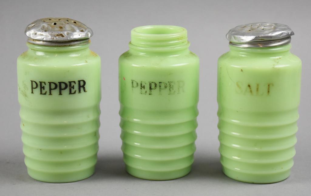 Vintage Jeanette Glass Jadeite Salt and Pepper Shakers (1 of 4)