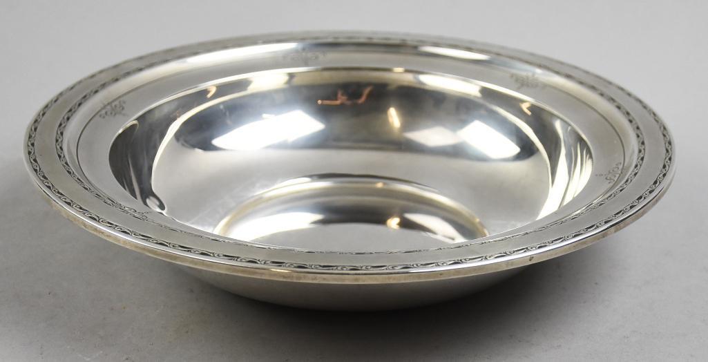 c1940 Towle Silversmiths Old Lace Round Veggie Bowl: Beautiful piece of c1940 Towle Silversmiths in this round veggie bowl. Pattern is called Old Lace and was introduced in 1939. Nicely marked on the bottom. Approx weight of 408g and measures 2" deep x