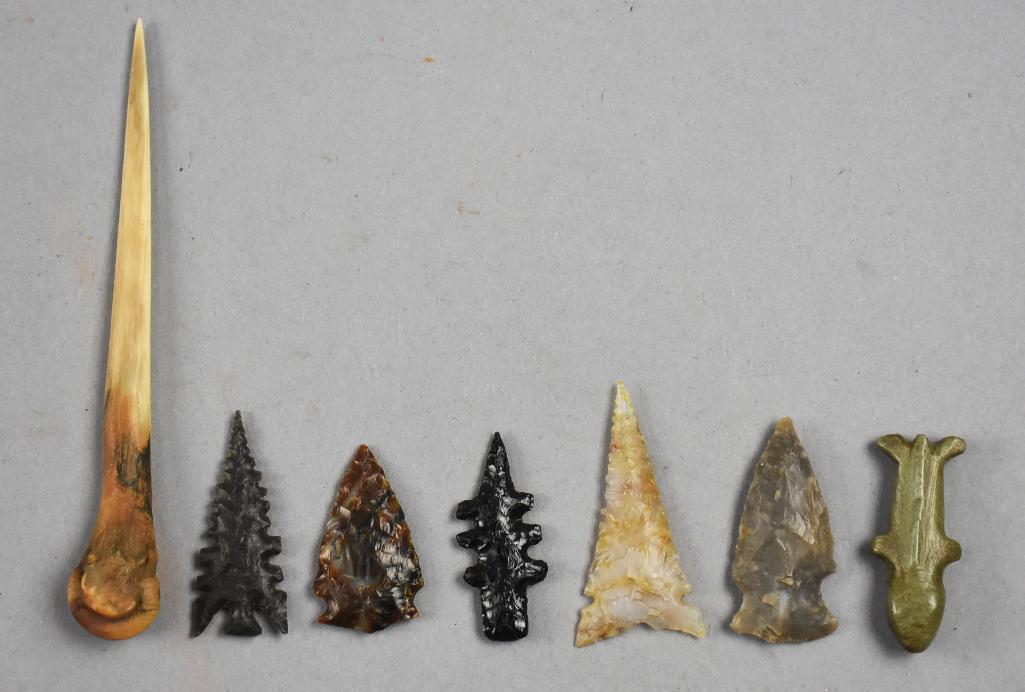 Misc Assortment Prehistoric Arrowheads, Obsidian, Agate: This nice assortment of prehistoric arrowheads come in various shapes and appear to be agate and obsidian. Lot includes a Stockton Stemmed, Side Notch, and others. Includes a bone that has been carved