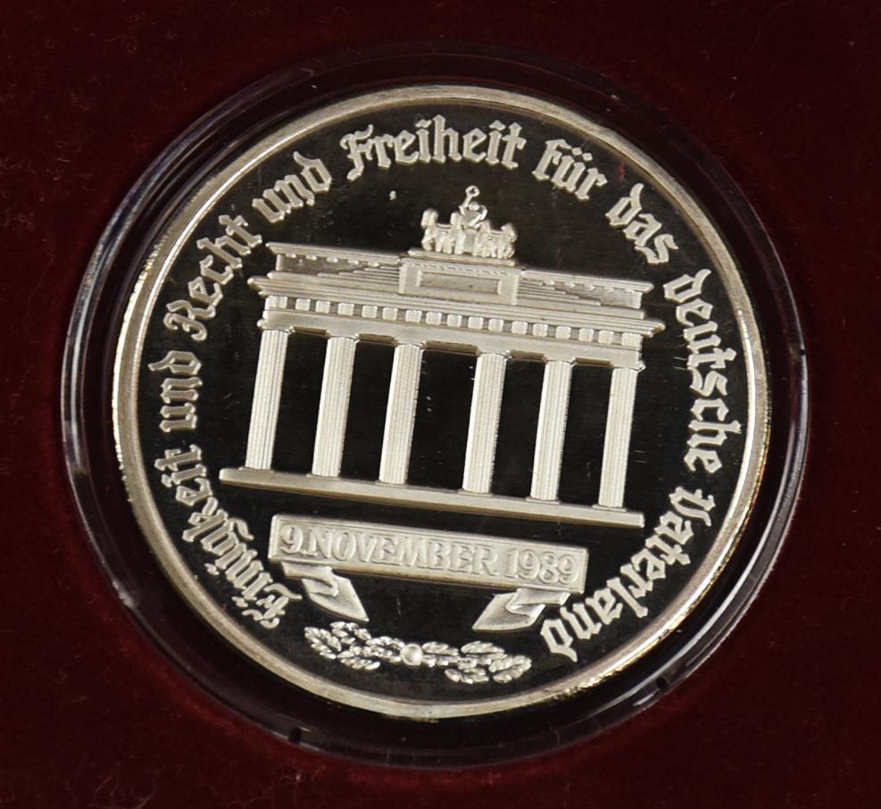 1989 Commemorative Brandenburg Gate .999 Fine Silver Coin (1 of 3)