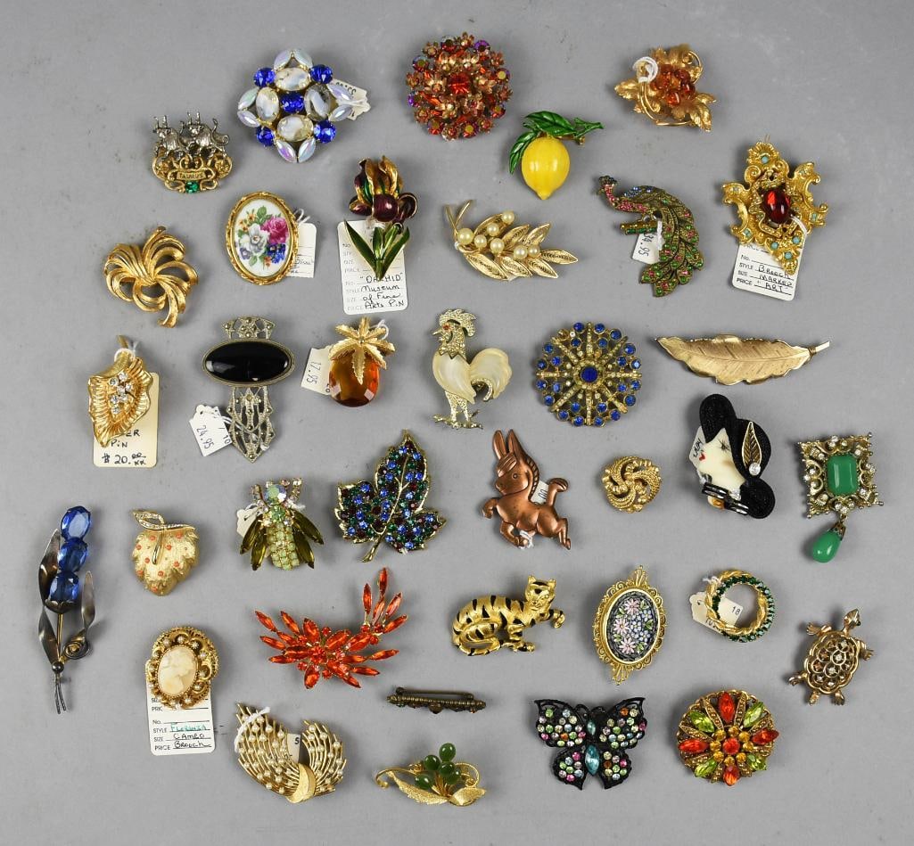 LOT Vintage Signed & Unsigned Costume Jewelry Brooches (1 of 10)
