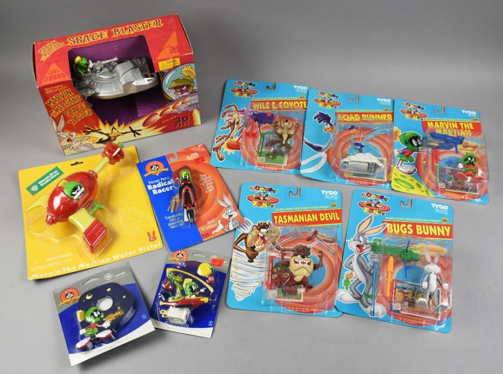 (10) Looney Tunes Action Figures & Toys, Carded, Boxed - NOS: Looney Tunes Action Figures & Toys, Carded, Boxed - NOS. Toys are a boxed Space Blaster and Marvin the Martian, Marvin water pistol, Action figures are Wyle E Coyote, Road Runner, Marvin, Tazmanian De