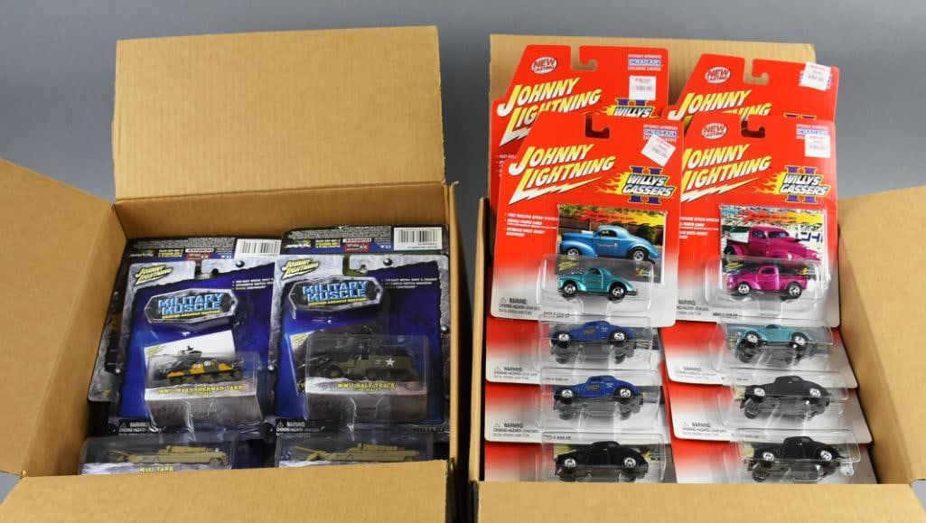 (68) 2002/2004 Johnny Lightning Military PLUS - NOS (1 of 5)