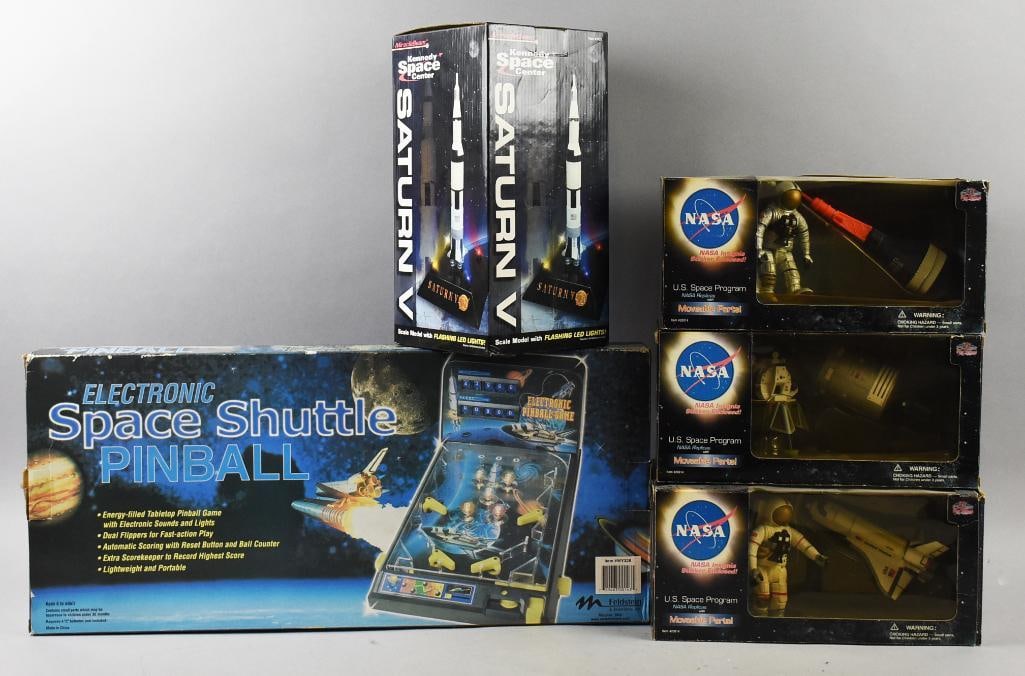 (5) 2000s NASA Replicas/Pinball Machine-Multiple Mfgs-NOS: Lot is five 2000s NASA Replicas/Pinball Machine-Multiple Mfgs-NOS. Includes Miracle Beam Saturn V, Mark Feldstein Space Shuttle Pinball Machine and three Play Visions, Mercury Friendship 7, Apollo 11 