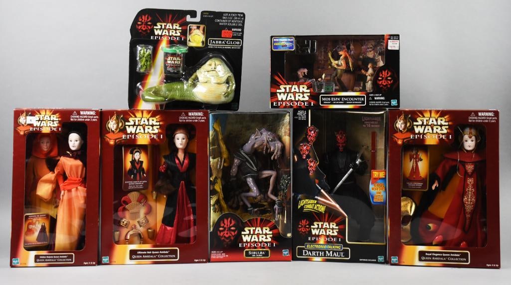 (7) 1998-2000 Hasbro Star Wars Episode 1 Action Figs-NOS: Lot is seven 1998-2000 Hasbro Star Wars Episode 1 Action Figs-NOS. Includes Jabba Glob, Mos Espa Encounter, Darth Maul, Sebulba and three different Queen Amidala. Single owner collection from the larg