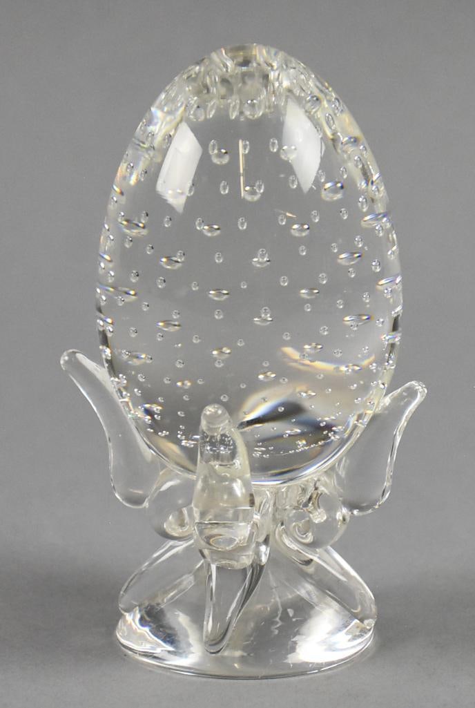 Steuben Controlled Bubble Egg Paperweight: This great looking paperweight is from Steuben. It is controlled bubble in the form of an egg on stand. Designed by artist Lloyd Atkins. Stands approx. 5"