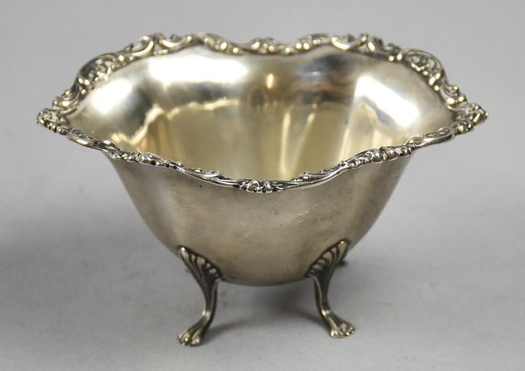 Antique Watson Co Sterling Footed Scalloped Bowl, 84g: Gorgeous sterling bowl from Watson Company. Scalloped rim with acanthus rim and four shell and claw feet. Stamped on bottom Sterling with the laurel wreath Watson mark. Measures approx. 2.5" tall x 4"