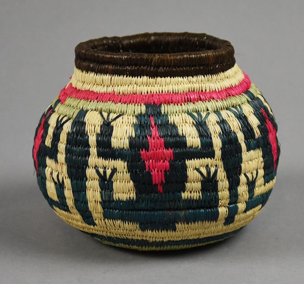 Vintage Panama Embera-Wounaan Woven Frog Basket: This is a gorgeous vintage basket hand crafted by the Embera-Wounaan tribe in the Republic of Panama. Woven basket from rainforest materials known as hosigdi and naturally dyed with a frog motif. Meas