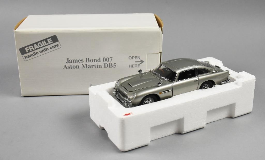 Danbury Mint 1:24 James Bond 007 Aston Martin DB5-Original Box: Lot is a Danbury Mint James Bond 007 Aston Martin DB5-Original Box. Single owner collection from the largest toy collector on the West Coast.