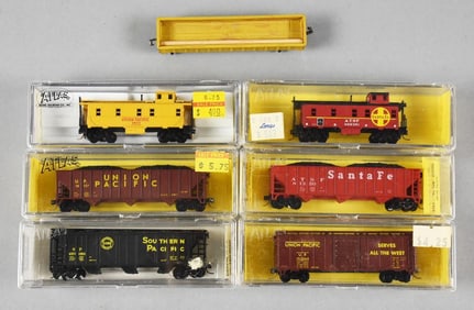 (7) Vintage Atlas Railroad HO Scale Train Cars, Mint