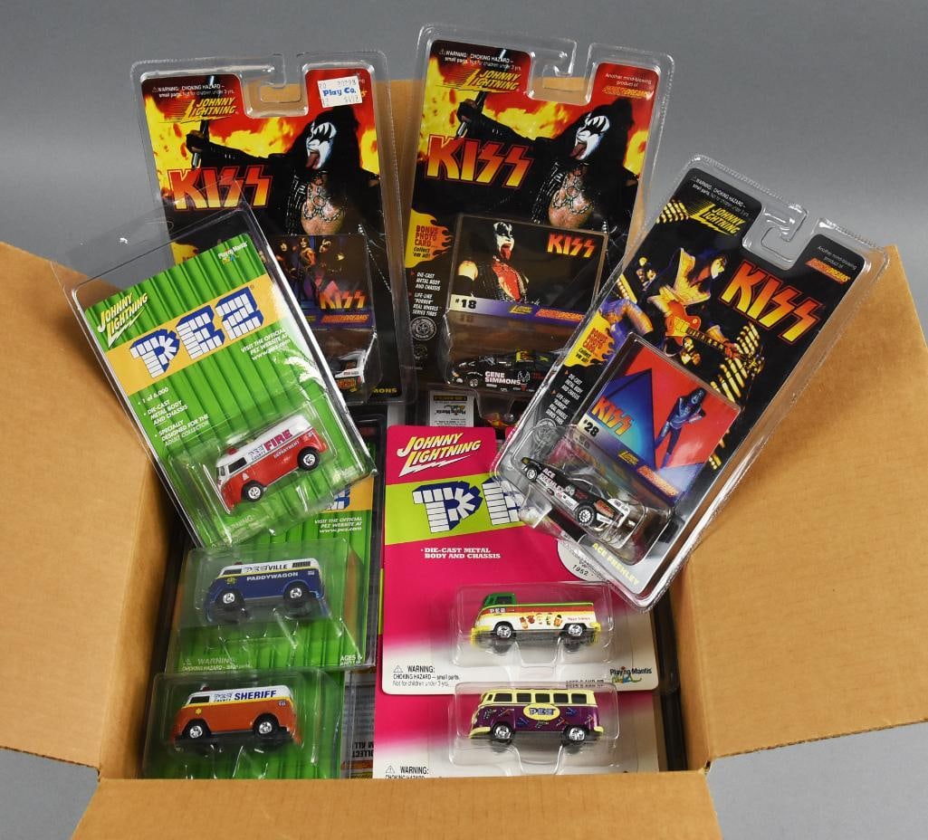 (32) 1990s-00s Johnny Lightning Exclusive Assortment MOC-NOS (1 of 3)