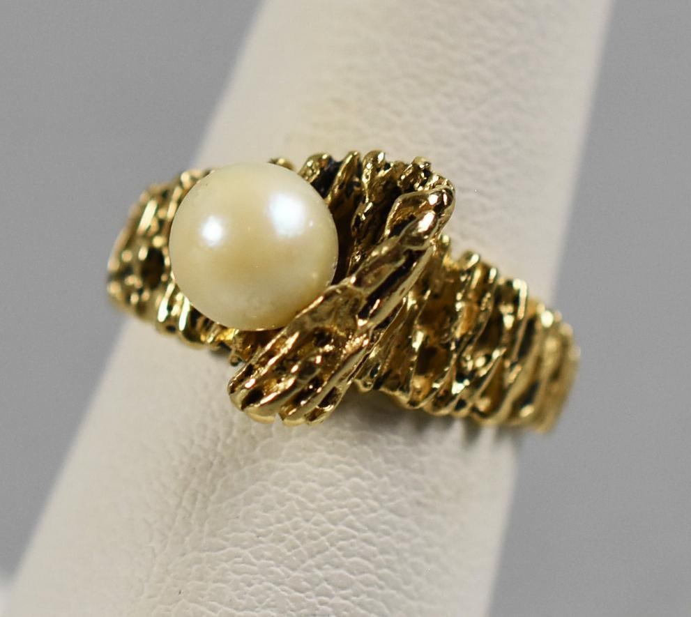 Vintage 14K Yellow Gold & Pearl Brutalist Ring: This is a fantastic vintage 14K yellow gold ring. Brutalist style with large single pearl setting. Marked with L inside a C and gold content. Size approx. 6 and approx. weight of 4.8 grams.