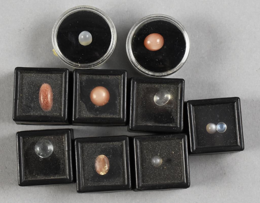 Sunstone, Moonstone Gemstones: Great assorted loose moonstone and sunstone, also one as identified as "gold stone". They are in various shapes and sizes and will come in cases as shown.