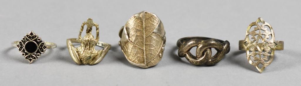 Assort Sterling Silver Ring Collection: Great assorted vintage sterling rings in various styles. Some designs are a frog, leaf, knot and more. Sizes are all approx. 7 to 11.