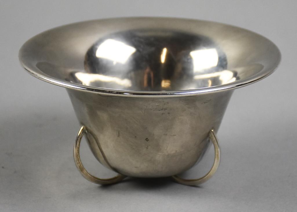 Mid Century Juvento Lopez Reyes Modernist Mexican Sterling Bowl: This amazing retro bowl is in modernist style with simple bowl with flared rim and applied loop feet. Designed by Juvento Lopez Reyes in Mexico City and is sterling silver. It is marked on bottom and