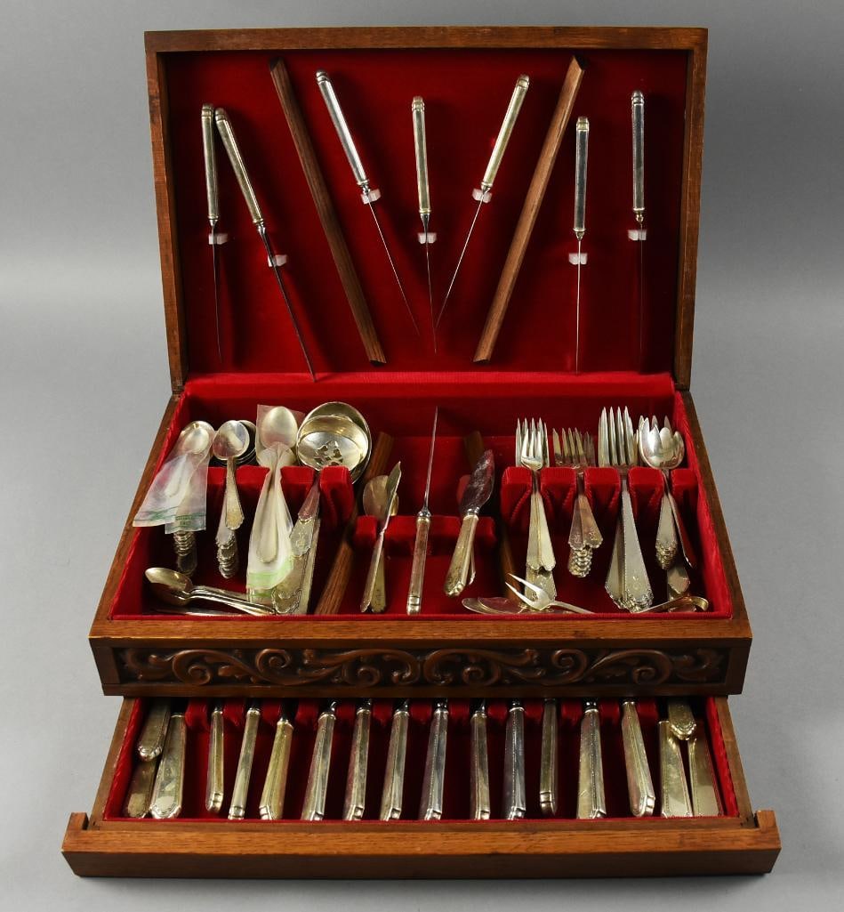 1921 Lunt Treasure William & Mary Sterling Flatware: CASE NOT INCLUDED Terrific set of Lunt sterling in the Treasure line, William & Mary pattern from 1921 - 2010. Simple pattern with monogrammed handles. Includes forks, salad forks, round soup spoons, 