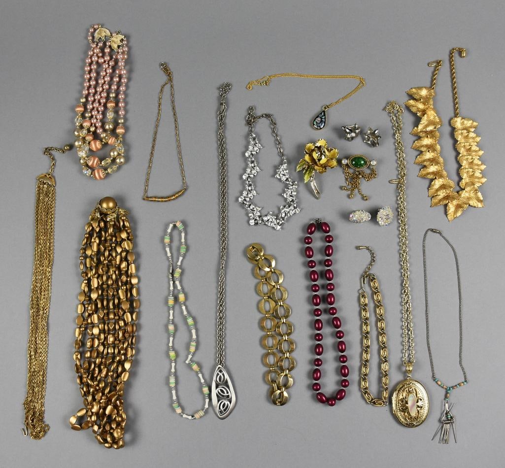(18) Vintage Costume Jewelry Assortment: Great assortment of vintage costume jewelry. The 18 pieces includes a gold tone leaf necklace, yellow rose enamel brooch, silver tone leave necklace, AB crystal clip on earrings, locket pendant on cha