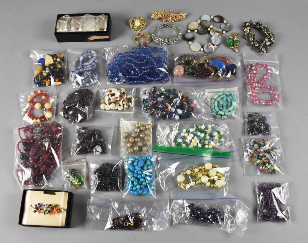 Large Assortment Vintage Costume Jewelry: This lot is for several pieces of vintage costume jewelry. All will come as you see. There are several necklaces, a few bracelets and brooches.?