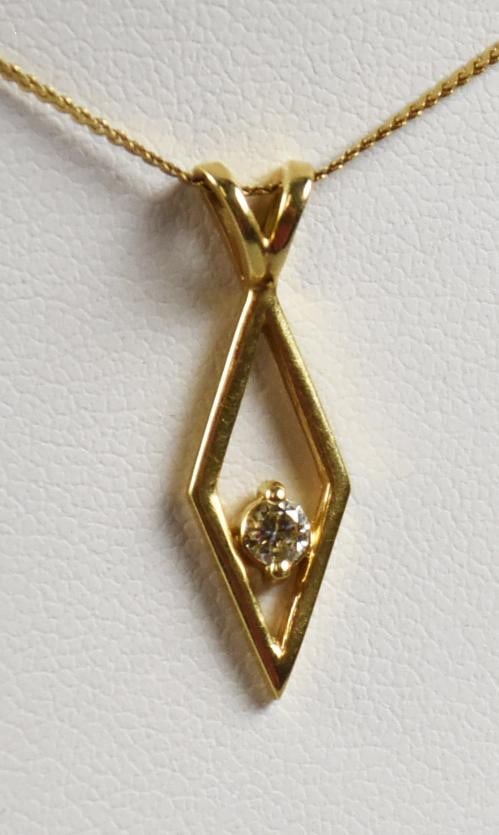 14K Yellow Gold w/ Diamond Shaped Diamond Pendant: This is a beautiful 14K yellow gold necklace with diamond pendant. The pendant is in the shape of a diamond with a two prong set round cut diamond accent. Chain marked with gold content, no visible de