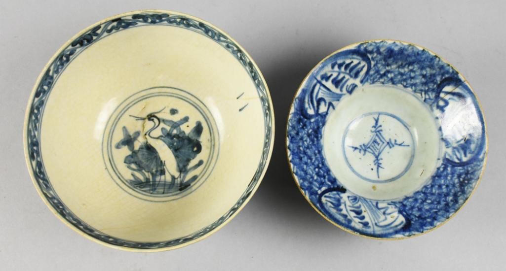 17th & 19th Century Chinese Ming Porcelain Blue & White Bowls: This lot is for a pair of stunning antique Chinese porcelain bowls. The smaller bowl with splayed rim with foliate design inside and ornate lines with Chinese script. The larger bowl appears to be Min