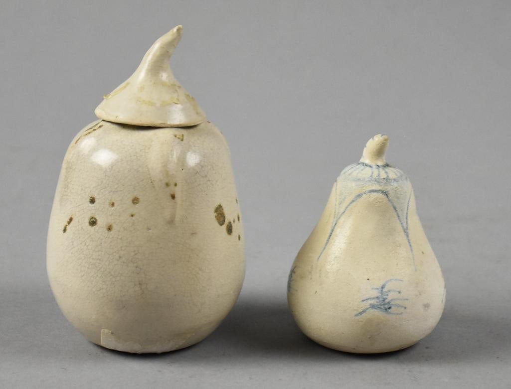 15th C Vietnamese Hoi An Hoard Blue & White Jar & Dropper: Very nice pieces of ancient Vietnamese pottery. This lot includes a gourd shaped jar with stem lid is undecorated and stands approx. 4.5" tall. The smaller piece is a pear shaped water dropper with li
