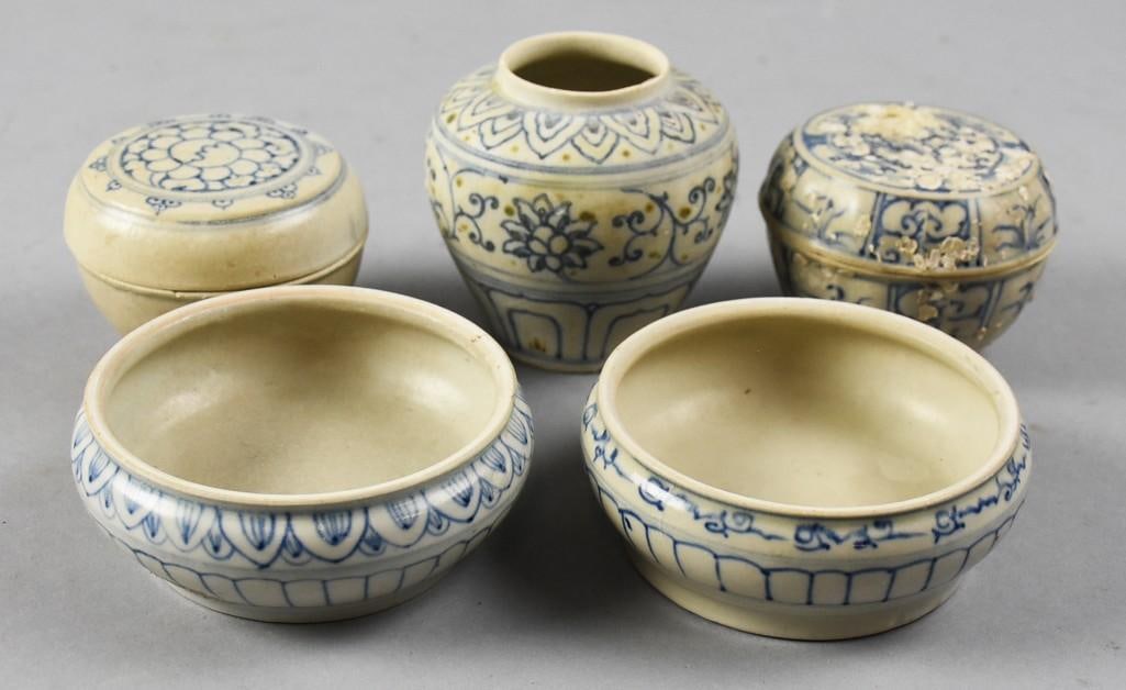 15th C Vietnamese Hoi An Hoard Blue & White Jars & Bowls: Great assortment of ancient porcelain pottery from the 1400s. The Hoi An pottery includes two bowls, two jars with lids and one baluster style vase. They are all hand decorated with beautiful floral d