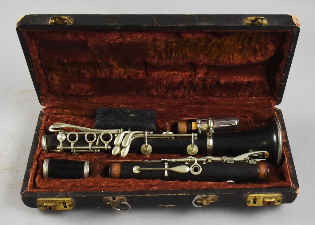 Vintage The Woodwind Co. Clarinet in Custom Case: This is a great looking vintage clarinet from The Woodwind Co. in New York. Includes an addition reed and comes in a custom fitted leather case lined in brown velvet.