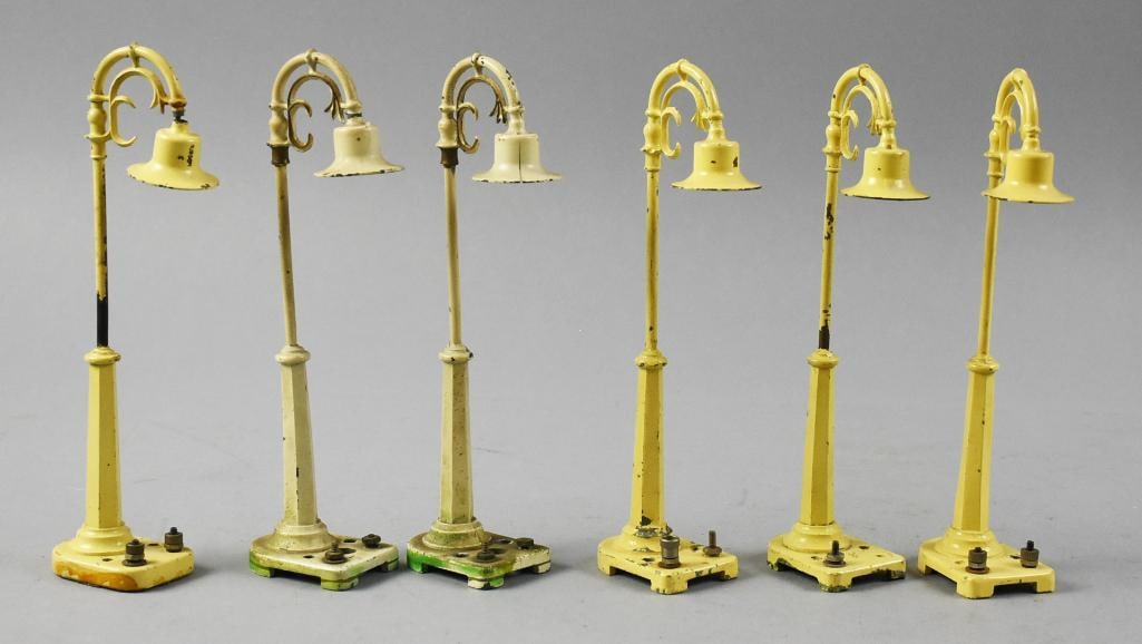 Pre-War Lionel No. 58-19 Lamp Posts: This is a nice lot of pre-war Lionel lamp posts, all are Nos. 58-19. Each stands approx. 7.5" tall.