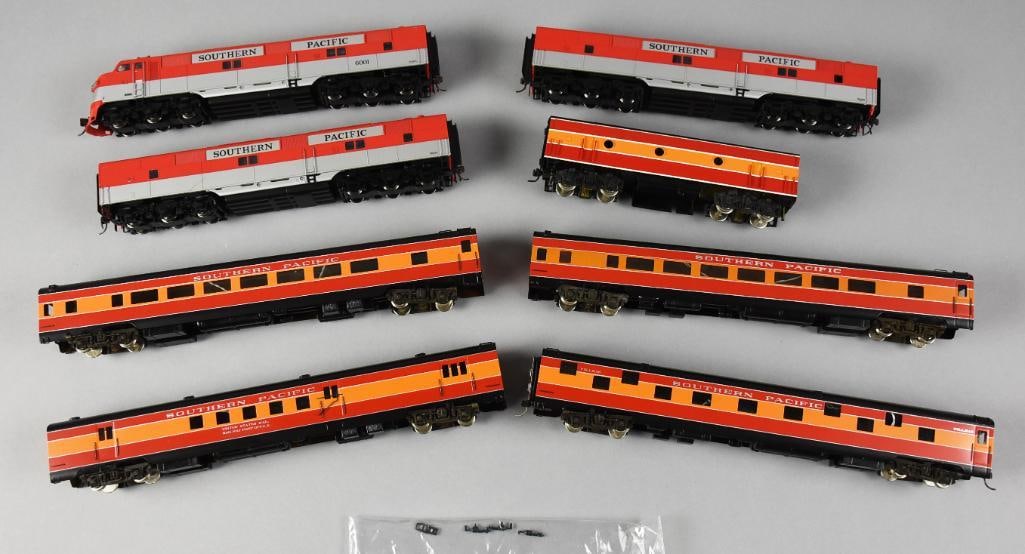 Vintage HO Scale Southern Pacific Locomotive & Train Cars (1 of 10)