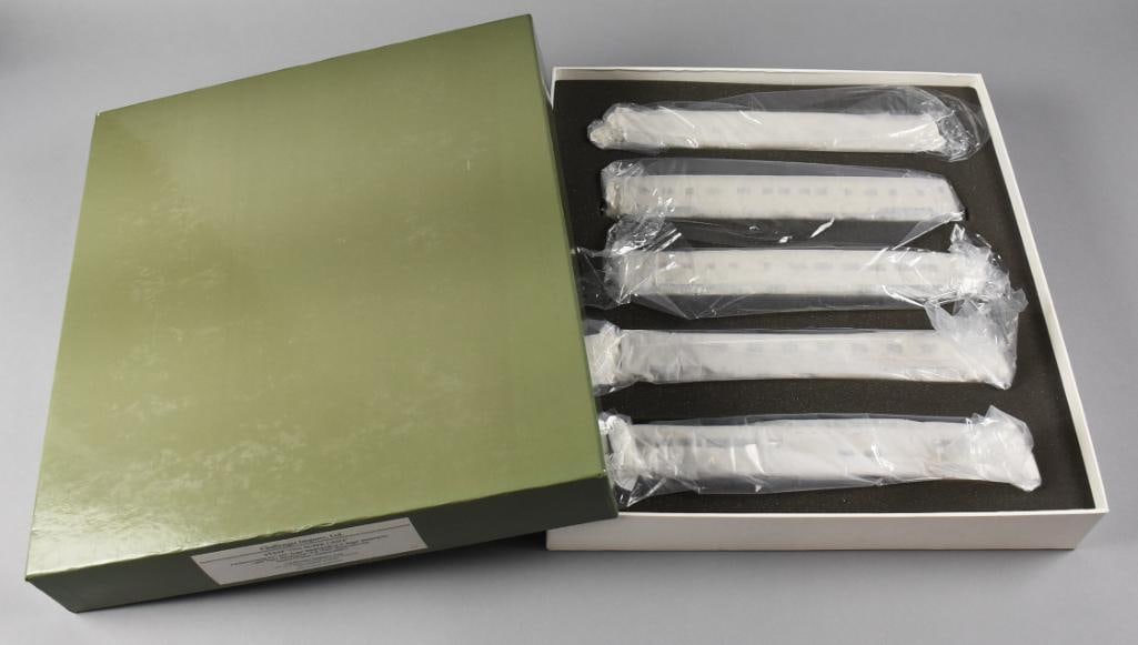 Samhongsa Challenger Imports AT & SF 1951 Super Chief MIB: Great Samongsa Challenger Imports Atichson, Topeka and Santa Fe 1951 Super Chief. Box includes P-S Dorm Lounge Car, ACF "Regal" Sleeping Car, P-S "Regal" Sleeping Car, ACF "Palm" Sleeping Car and P-S 