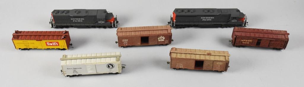 Vintage HO Southern Pacific Locomotive, Dummy & Train Cars (1 of 8)